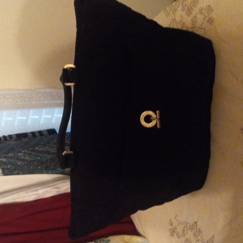 Vera Bradley large tote bag black quilted fabric, outside compartment.